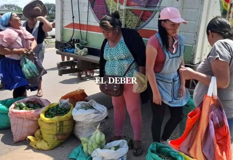 AgustinZambrana's tweet photo. #Ultimo #Censo2023
Transporte pesado de Valle Grande sale hoy a exigir desbloqueo al #CercoMAS a Santa Cruz. Dan ultimátum al gobierno para solucionar el conflicto. https://t.co/FMUJGgx89j