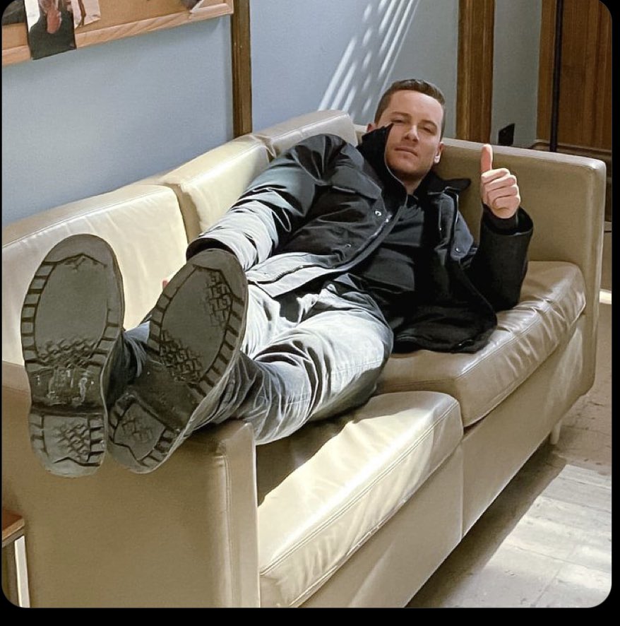 Dutchie0325's tweet photo. We need him to get off the couch and back on screen @NBCOneChicago @WolfEnt @nbc. This is getting old, teach him how to direct well, and then give him back to us with his wife #Upsteadin200 #UpsteadForever #Halstead200CPD #JesseinCPD200 #bringback5021George https://t.co/zHpBd7hTTQ