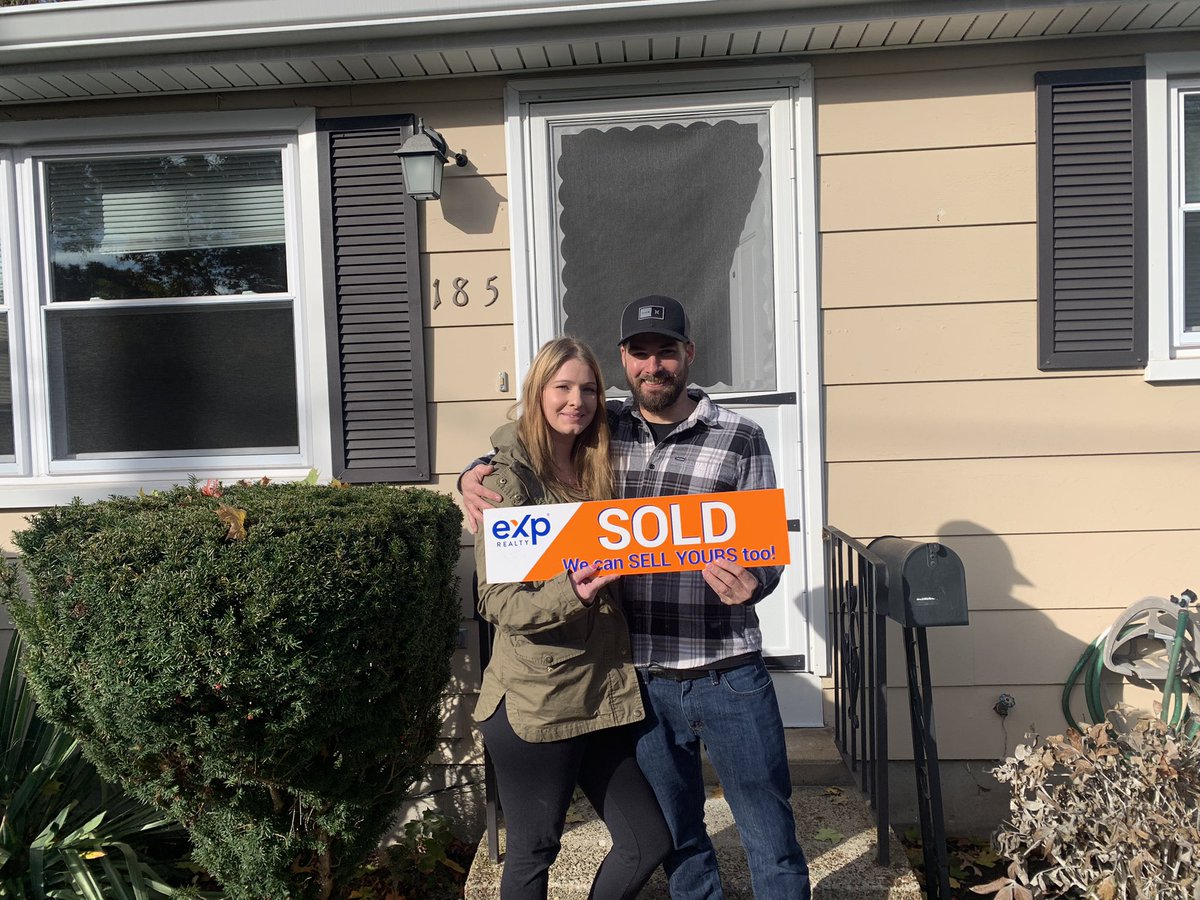 MikeLaveryRE's tweet photo. Closing Day!! CONGRATS to my first time buyers on their awesome new home!! #LoveMyJob #eXpRealty #ContactLave!! https://t.co/mPFYIhNIKI