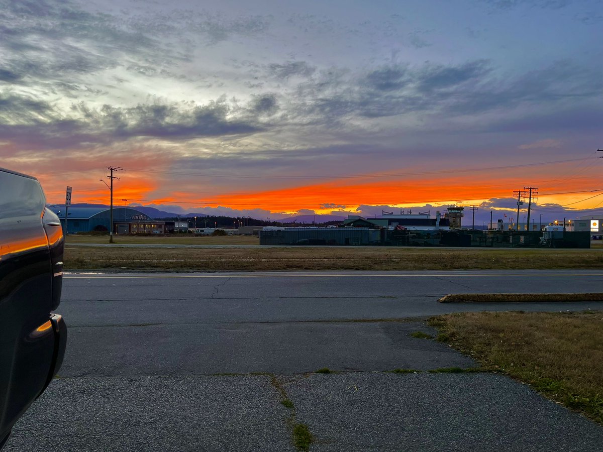 litwitwithbrit's tweet photo. Halloween sunset last night from our front yard.🖤🍂🧡
#SidneyBC #VictoriaBC #yyj #sunset #Halloween #Halloween2022 #hellonovember #fall #AutumnVibes #autumn #VancouverIsland #BritishColumbia https://t.co/GLRcQ7mByj