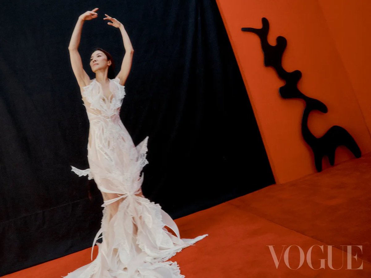 FilmUpdates's tweet photo. Michelle Yeoh photographed by Agnes Lloyd Platt for Vogue Taiwan https://t.co/BVkxqvvH9a
