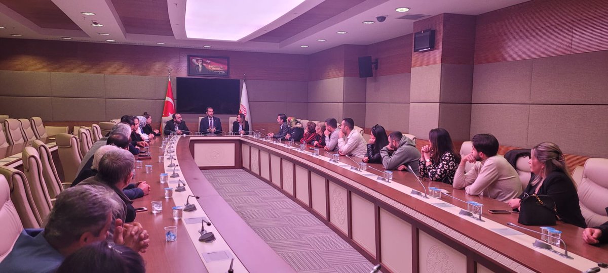 Bugün Adil Yaşam Derneği yönetici ve üyeleriyle mecliste bir araya geldik. Genel Başkanımız Sn. <a href="/kilicdarogluk/">Kemal Kılıçdaroğlu</a> ve Grup Başkanvekillerimiz Sn. <a href="/eczozgurozel/">Özgür Özel</a> Sn. <a href="/enginaltaychp/">Engin ALTAY</a> ve Sn. <a href="/enginozkoc/">Engin Özkoç</a> 'la birlikte mahkum yakınlarının taleplerini dinledik, çözüm yollarını konuştuk.