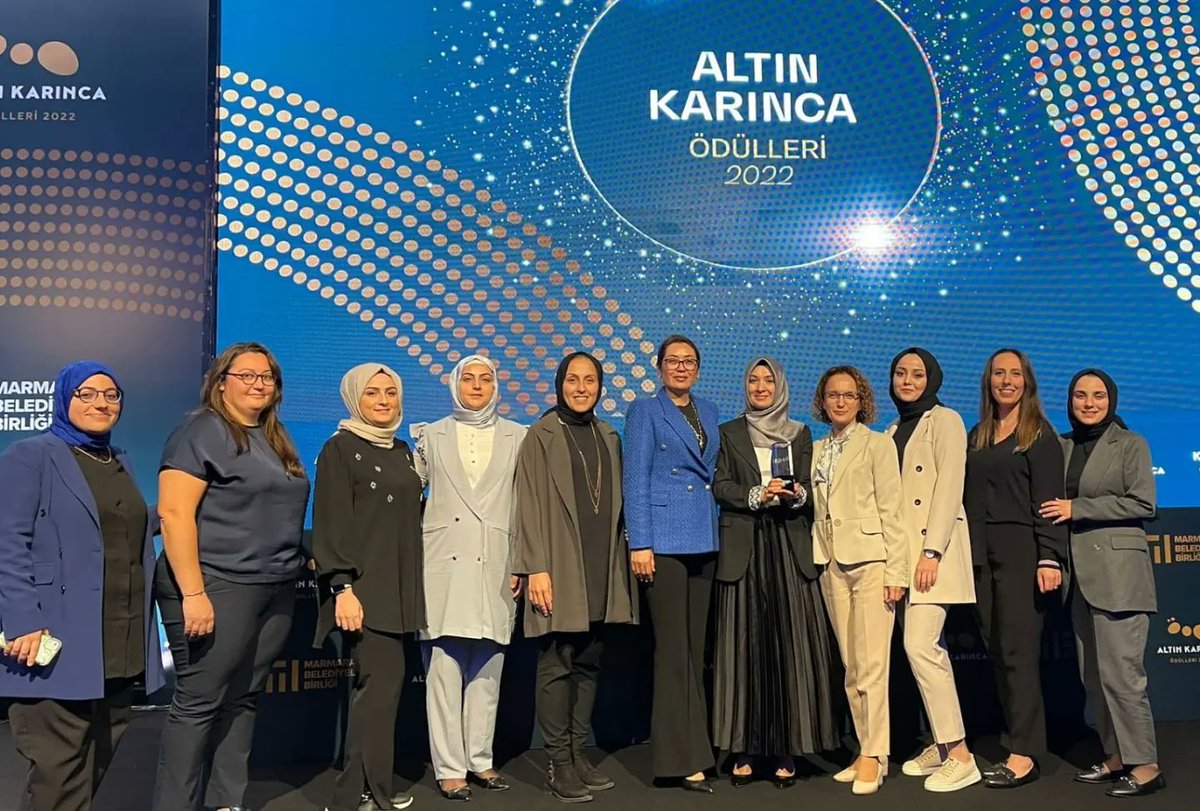 Marmara Belediyeler Birliği tarafından düzenlenen #AltınKarınca2022 Ödülleri’nde sevgi ve şefkatle hayata geçen🥇"Özel Gereksinimli Bireylere Gelişimsel Destek Projesi" ile ödül almanın mutluluğunu yaşadık.

Projelerimizde emeği geçen tüm çalışma arkadaşlarımıza teşekkür ederim👏