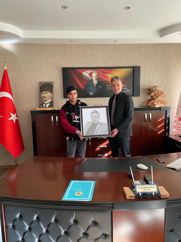 Bişekil olarak Pozantı Kaymakamı Sayın Fatih Karamahmut'a hediyelerini takdim ettik. Makamında bizleri ağırlaması ve  samimi sohbetinden dolayı kendisine; emeklerinden dolayı öğrencimiz Mahmut El Miheymid'e teşekkür ederiz. <a href="/fatih_krmhmt61/">Fatih KARAMAHMUT</a> <a href="/hudaverdiyldz/">Hüdaverdi YILDIZ</a>