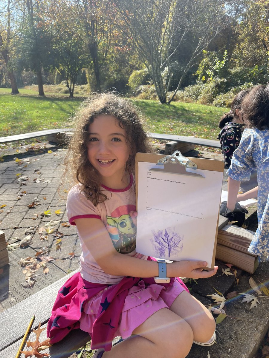 ASpurl's tweet photo. These lucky 2nd graders spent Art in the outdoor classroom tracing leaves with different textures! 🍁🍂@fcpsnews @FCPSR5 @fcpsGet2Green @OldeCreekES https://t.co/9G51GAuWGJ