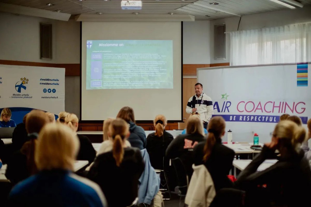 faircoaching2's tweet photo. Fair Coaching is: Notice the individual, support the development of every participant, be fair, develop yourself as a coach and person, listen, and create a safe environment😊💙
Here are some photos of the event organised by @Coach_FI 📷
#erasmus #coach #athletes #faircoaching https://t.co/rYJXyyCTvN