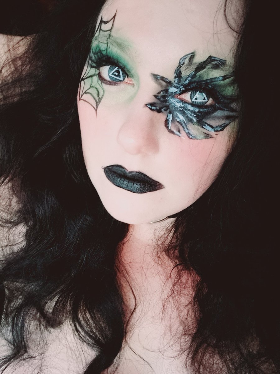Shadow_Realm_ma's tweet photo. Unfortunately it didn't turn out the way I wanted. The tarantula is difficult to paint on the skin. But no matter..🕸🕷

#makeupartist #Spooky https://t.co/tUDlhE0E72
