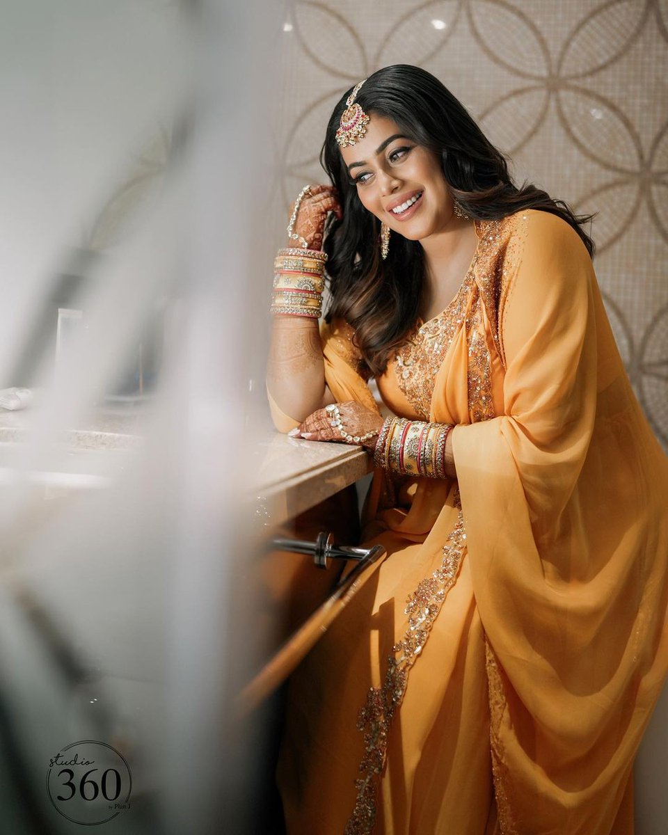 kolly_web's tweet photo. Shamna Kasim...Happy moments at Haldi function..β¨π«π
#kollyweb #shamnakasim #purna #actress #beautiful #beauty #marriage #FUNCTION #Tamilcinema #photo https://t.co/zfgYCkacTz