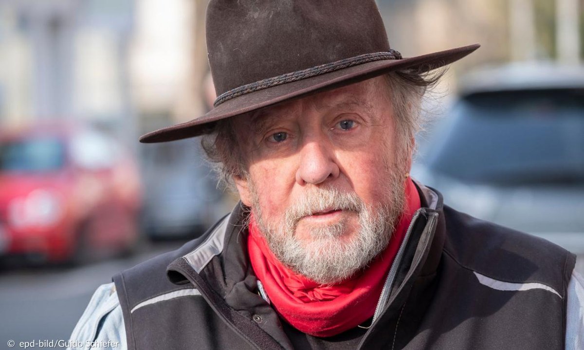 Gunter Demnig hat seit Mitte der 1990er-Jahre fast 95.000 #Stolpersteine zum #Gedenken an Opfer des #Nationalsozialismus verlegt. Besonders bewegen ihn die Begegnungen mit den Angehörigen der Opfer: "In solchen Momenten, weiß ich, wofür ich das mache." sonntagsblatt.de/artikel/kultur…