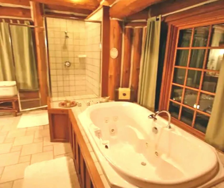 WildberryLodge1's tweet photo. Did you know that our luxurious Blackberry Suite, with vaulted ceilings and stone-stacked fireplace, was originally meant to be part of the owner’s apartment? Guest requests for a well-appointed suite moved us elsewhere. You will love the private deck!
https://t.co/u6Q9xwsgxE https://t.co/R20ArAauFf