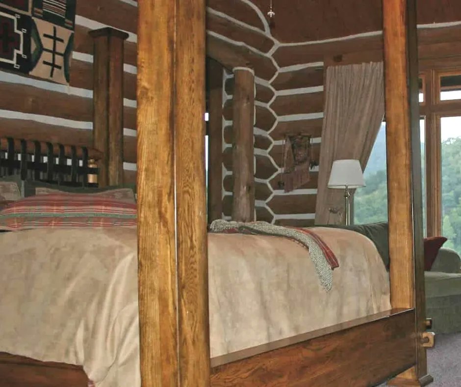 WildberryLodge1's tweet photo. Did you know that our luxurious Blackberry Suite, with vaulted ceilings and stone-stacked fireplace, was originally meant to be part of the owner’s apartment? Guest requests for a well-appointed suite moved us elsewhere. You will love the private deck!
https://t.co/u6Q9xwsgxE https://t.co/R20ArAauFf