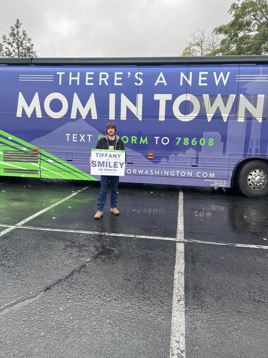 EdishereWA's tweet photo. Had to get a pic with the bus . #RedWave #Vote #SmileyForWA #TiffanySmiley https://t.co/B532I4oVWK
