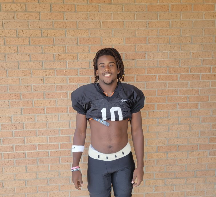 ConroeTigersFB's tweet photo. “Celebrating Seniors Week”

This week we are shining a light on our
Seniors and what great they will do in the world 🌎 

We would like to recognize Braydon Jones. 

Future Restaurant Owner.

#SicEmTigers 🐅 https://t.co/L74KIO3S78