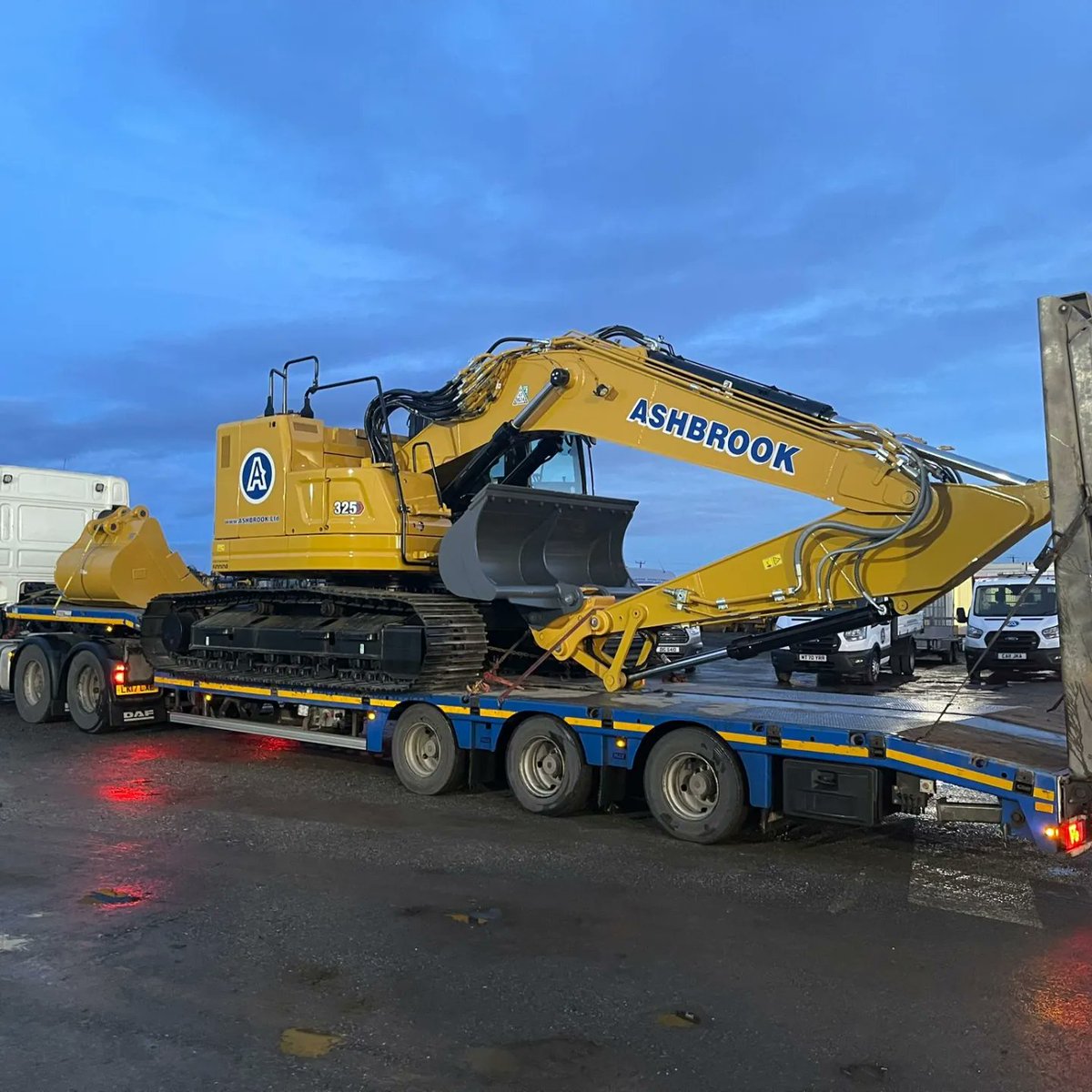 ashbrook_ltd's tweet photo. As dawn approached we took delivery of a new @caterpillarinc 325 next gen excavator onto the fleet.
These are superb machines and don't hang around in the yard long.
Thanks @FinningNews
Find out more here:
https://t.co/hxRRJBcfyM
#Newcatmachine https://t.co/oqC7wRkS3J