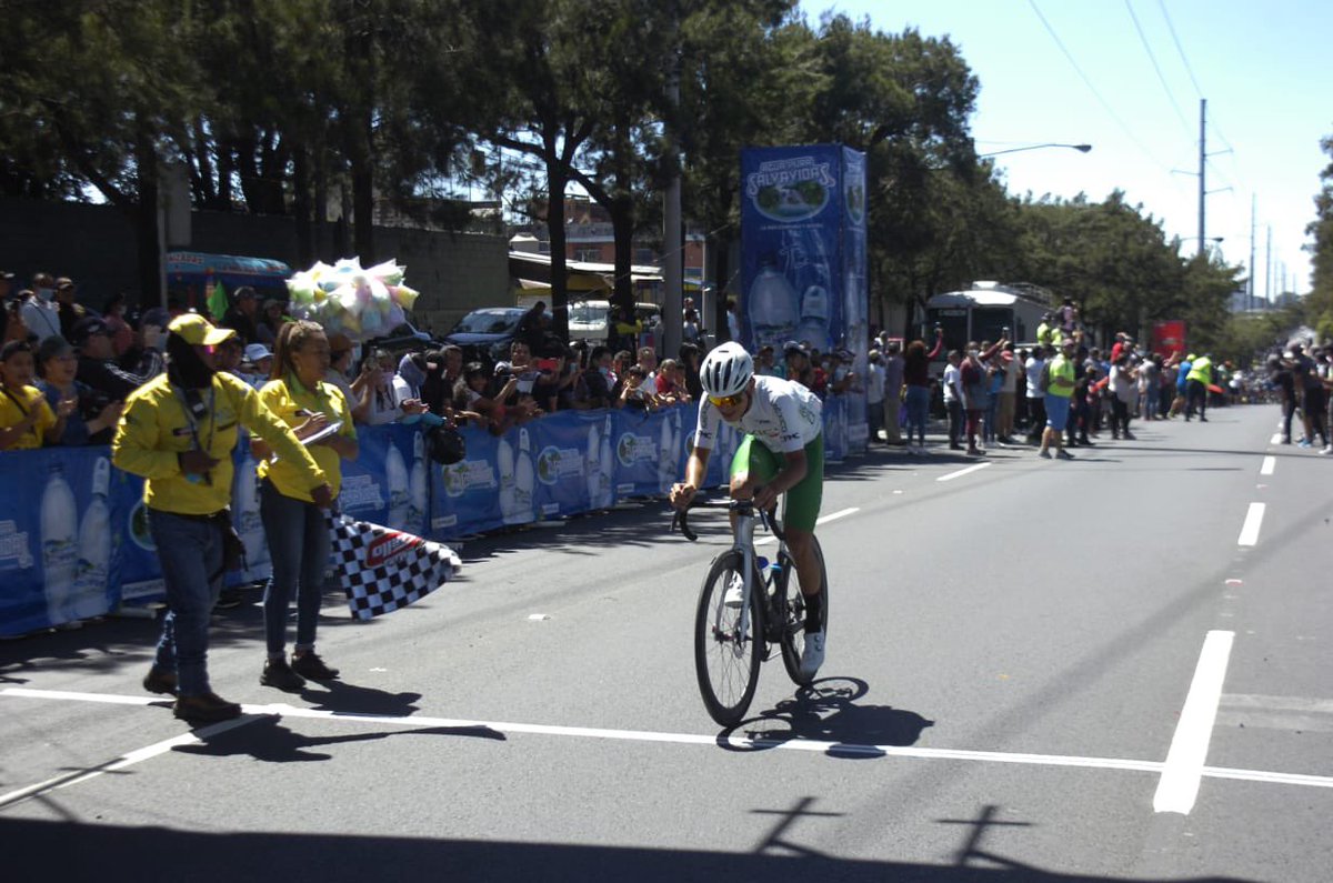 El mexicano José Muñiz se lleva la primera meta volante, de la última etapa de la 61 edición de la Vuelta Ciclística a Guatemala

1. José Muñiz (MÉX)
2. Dany Sánchez (GUA)
3. Henry Sam (GUA)