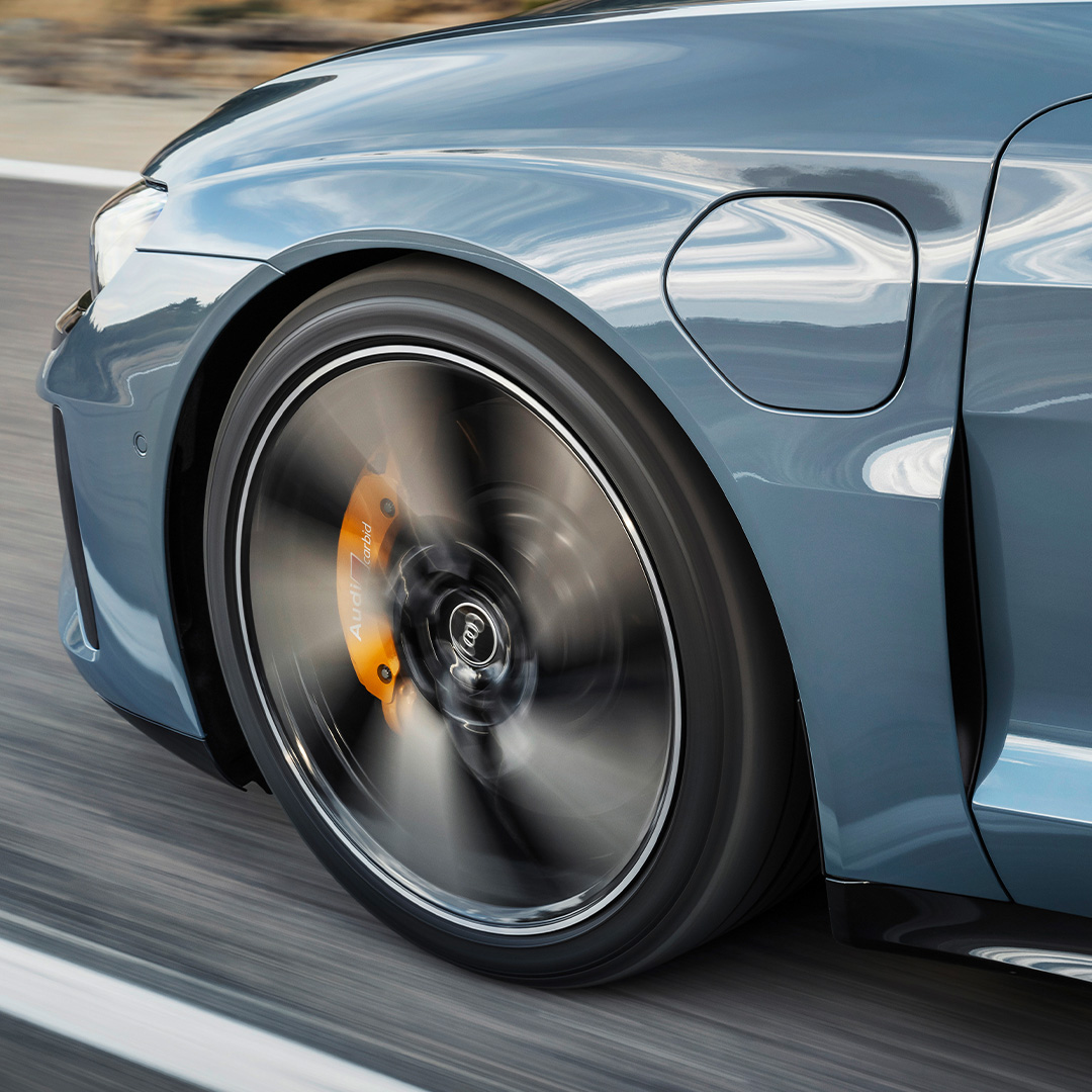 #Audi e-tron GT fue construido con minuciosidad para maximizar su deportividad. Está equipado con tracción #quattro, una batería de iones de litio para un mayor rendimiento y  discos de freno cerámicos recubiertos de carburo de tungsteno. 

#etron #FutureIsAnAttitude #SuperCars