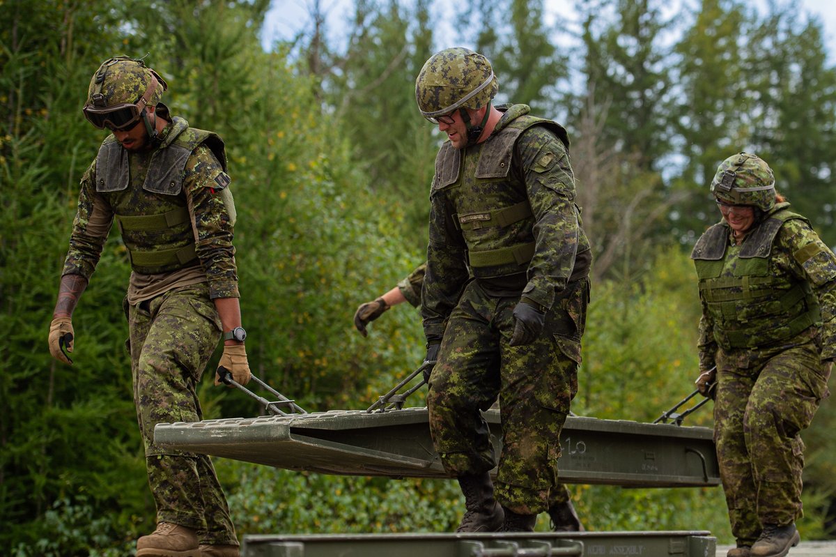 Des membres du 5e Régiment du génie de combat (5 RGC) mettent en pratique leurs compétences en matière de construction de ponts au cours de l’exercice SAPEUR INVINCIBLE dans les secteurs d’entraînement de la Base de soutien de la 2e Division du Canada (Québec). #FortsFiersPrêts