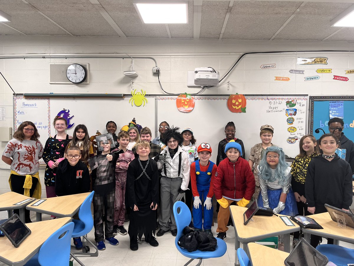 MrsHollock's tweet photo. Happy Halloween! 🎃Thank you to our wonderful room parents for a fun party! @KerkstraCougars https://t.co/7oADVhuqSt