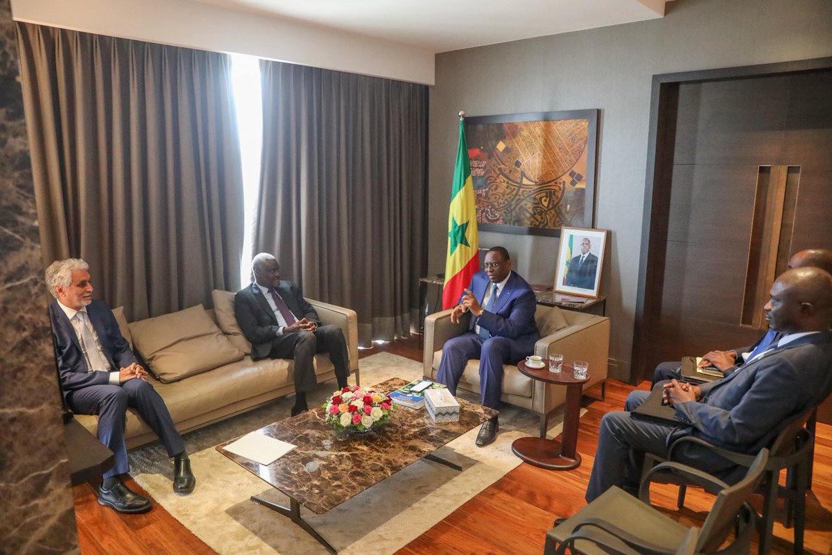 PR_Senegal's tweet photo. S.E.M.@Macky_Sall a reçu le Pr de la Commission de l’#UA. 
Une rencontre durant laquelle @AUC_MoussaFaki a fait le point sur l’évolution de l’agenda africain notamment sur les questions climatiques,mais également sur les préparatifs de la participation africaine au Sommet du G20. https://t.co/nyExRsw00Y