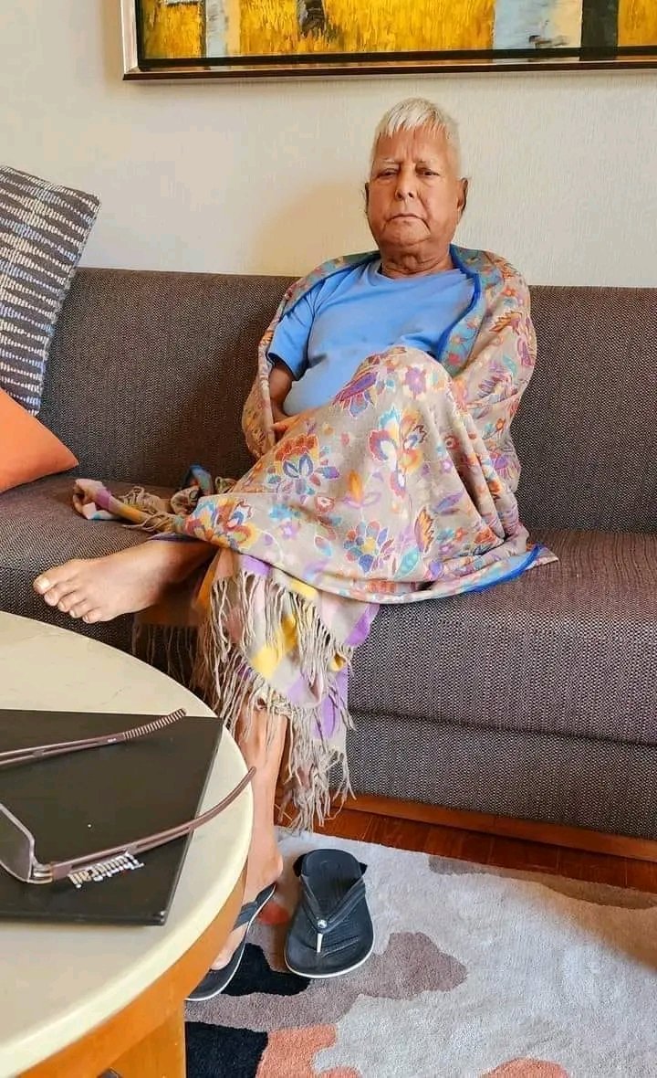 इनका लड़का बिहार का स्वास्थ्य मंत्री है और ये  इलाज कराने सिंगापुर गए है
 देख रहे हो बिनोद