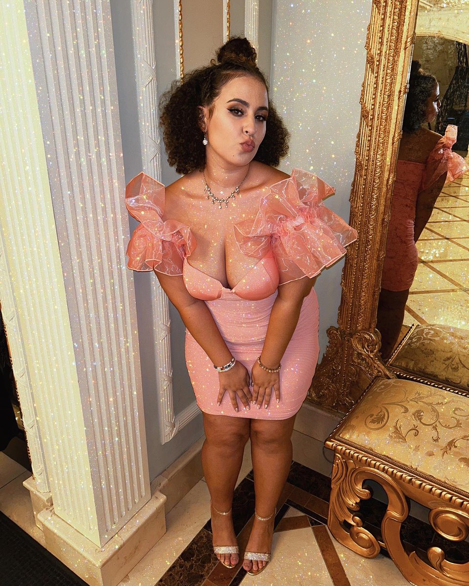 madisonelenaaaa's tweet photo. Glinda pics 💗 https://t.co/rLytMFC17r