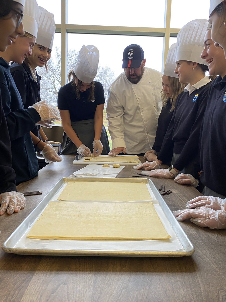 mllevanessadias's tweet photo. Aujourd’hui les élèves de 8e ont fait des pains au chocolat et des croissants avec Chef Thomas de @ChartwellsCA. Un gros merci à Chef Ryan et Chef Gary également pour nous aider à organiser cette expérience! @SJK_School #ThisIsSJK https://t.co/9K6N2XnhLC