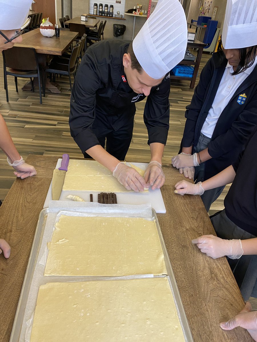 mllevanessadias's tweet photo. Aujourd’hui les élèves de 8e ont fait des pains au chocolat et des croissants avec Chef Thomas de @ChartwellsCA. Un gros merci à Chef Ryan et Chef Gary également pour nous aider à organiser cette expérience! @SJK_School #ThisIsSJK https://t.co/9K6N2XnhLC