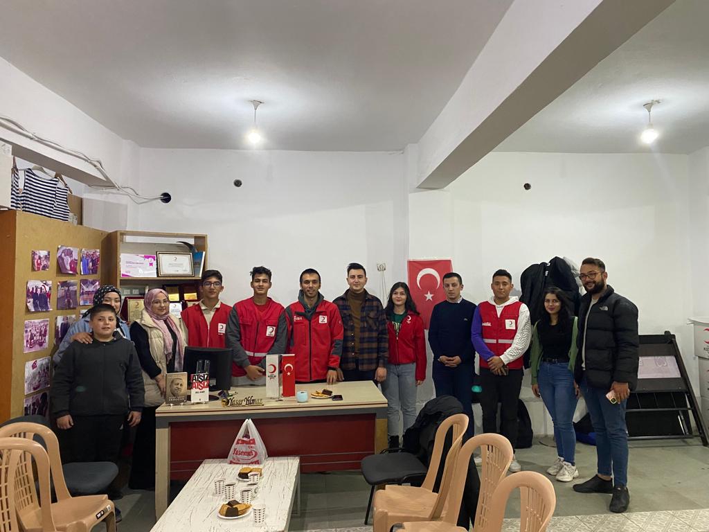 KhamamBaskan's tweet photo. "Kızılay Haftası" münasebetiyle AK Gençlik Kızılcahamam ailesi olarak Genç Kızılay Kızılcahamam’ı ziyaret ettik. https://t.co/iqFzf7jG7Y