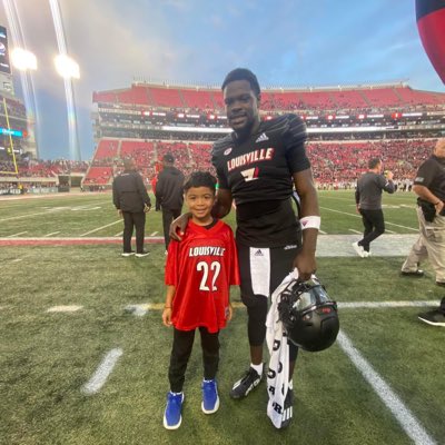 GeorgeRWarren2's tweet photo. Mateo had the honor of being the Kickoff Kid! And took a picture with UoL QB Malik Cunningham, thank you for the picture. https://t.co/hdaERZrWMK