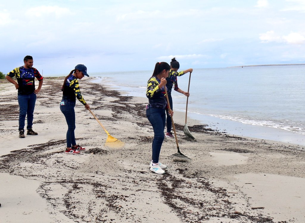 #Enterate || La clase obrera de @Bolipuertos_ ,continúa promoviendo #PuertosVerdes desde su <a href="/puerto_guamache/">Puerto Internacional El Guamache</a> con la rehabilitación y sanamiento de la Playa Paraíso ubicada en las instalaciones de la Terminal Marítima. ¡Seguimos Avanzando! #EsNuestraAmérica