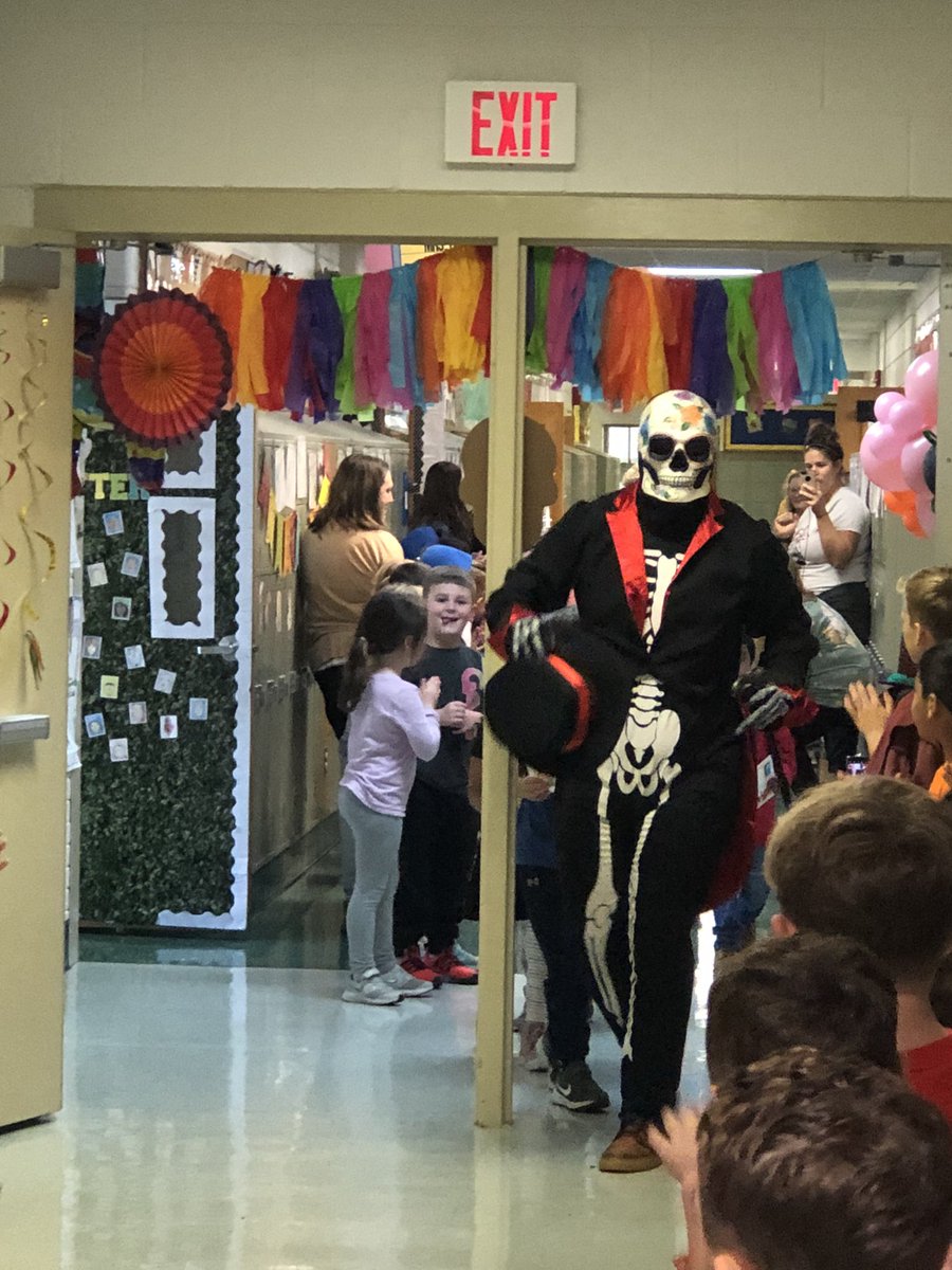 KindFirst108's tweet photo. Happy Día de los muertes. We had a special visitor for reading celebrations today  @115bgs https://t.co/US1ETioK0B