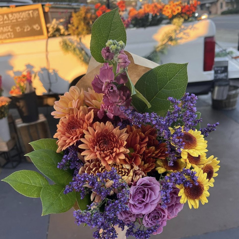 We're so excited for our new popup tenant, @dimplesflowershop! It's officially open for the holiday season at @mercantileonmorris. Stop by to build a bouquet, grab a sweater for the holidays, and snag a gift or two. They'll be open Tuesday-Saturday from 12-5pm! #tenanttuesday