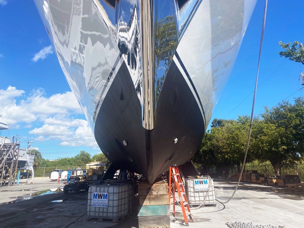 MerrittSupply's tweet photo. Derecktors did a fantastic job applying Jotun’s Imperial XTR antifouling to this large yacht! @derecktor #Jotun #Yachtpainting https://t.co/3qXI4a5Mts
