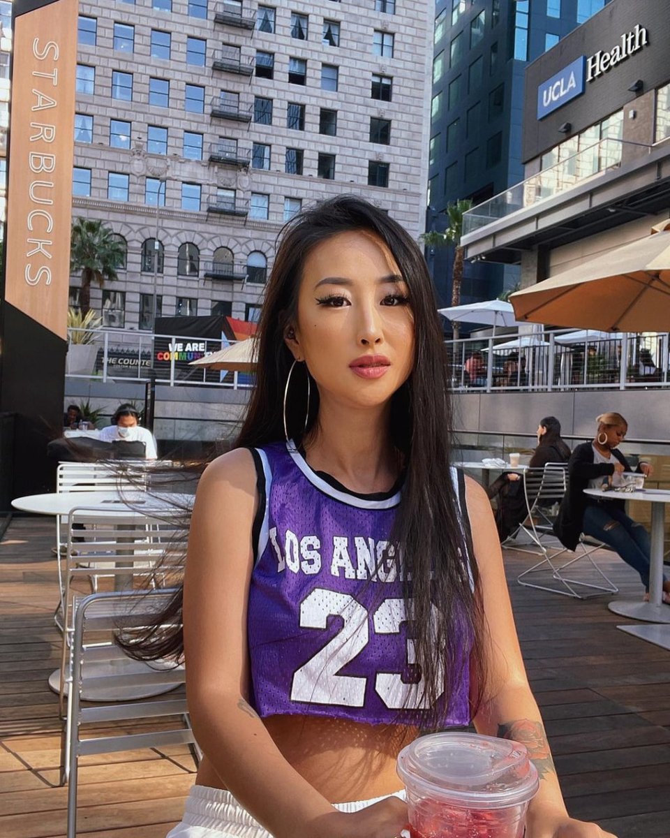 easytopplayer's tweet image. Strong women don't play the victim. Don't make them look pitiful and don't point judgments. They will stand up and handle everything with strength and wits.