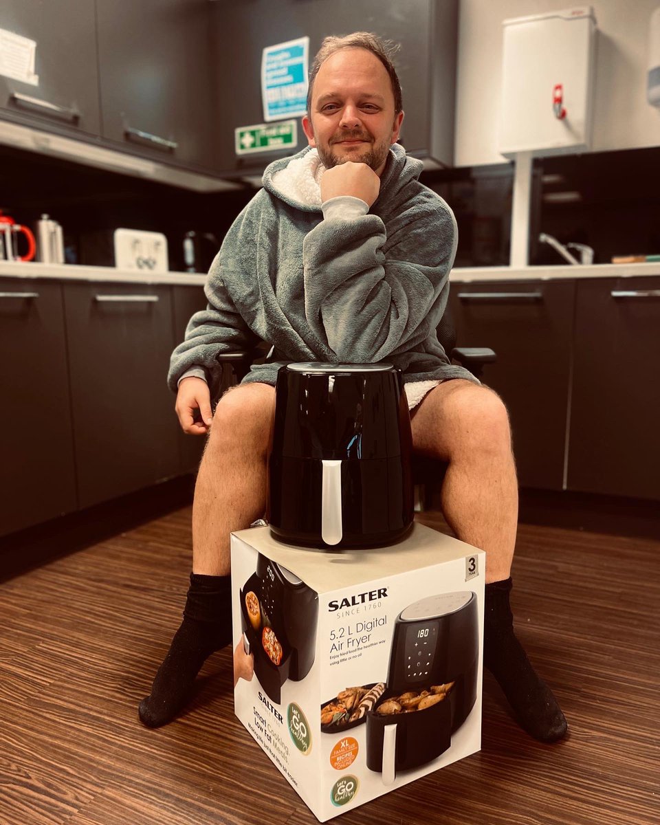 RobertDyas's tweet photo. @JDWFashion Who did it better? @AmandaHolden or Robert Dyas’ Air Fryer Expert Richard? #whodiditbetter #AmandaHolden #airfryer #amandavsrichard https://t.co/9Si8XeGfN4