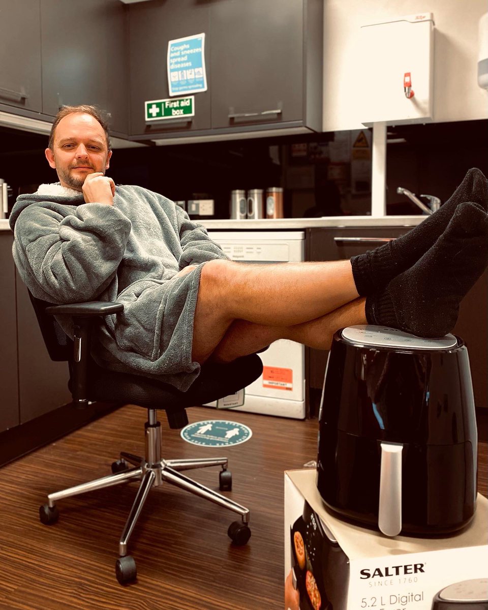 RobertDyas's tweet photo. @JDWFashion Who did it better? @AmandaHolden or Robert Dyas’ Air Fryer Expert Richard? #whodiditbetter #AmandaHolden #airfryer #amandavsrichard https://t.co/9Si8XeGfN4