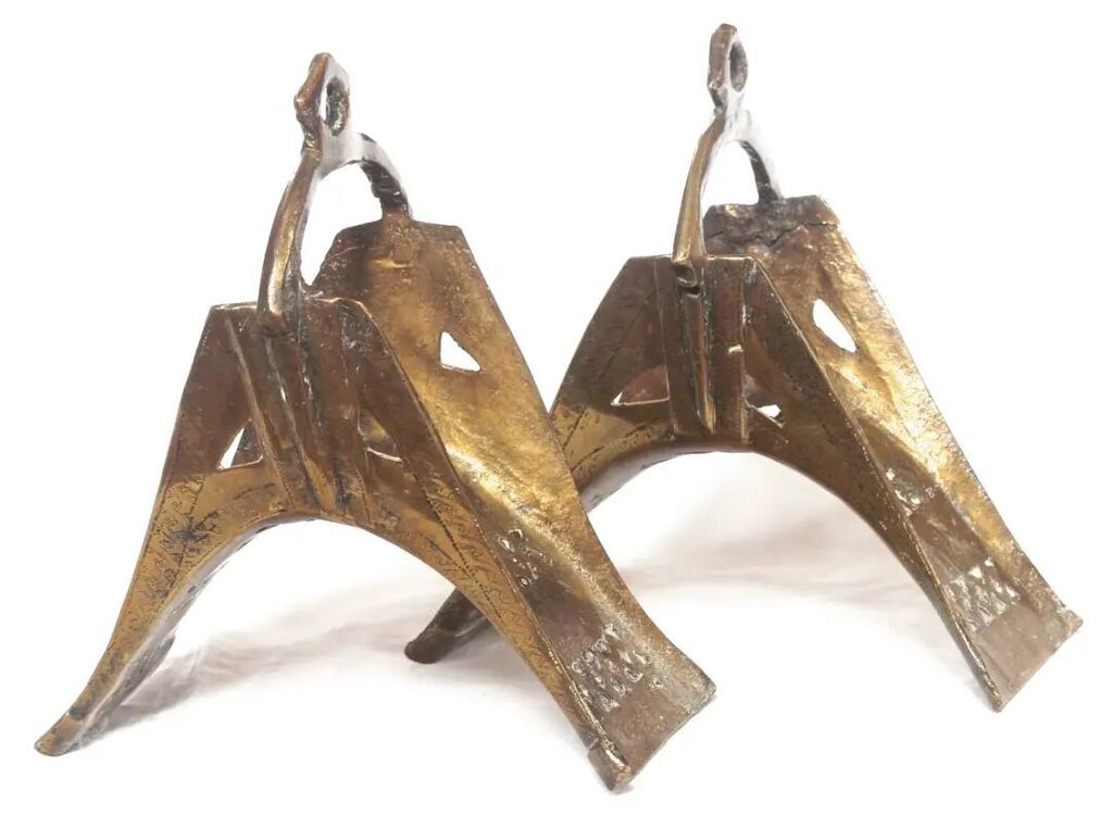 SportingCollect's tweet photo. I was delighted to learn that these stirrups with their long treads are called "kites' tails" (wutsiyer shirwa) in Hausa and "flying hawks" (ok asa) in Yoruba https://t.co/hlS6G7yWih https://t.co/wQ6WUMc6Sj