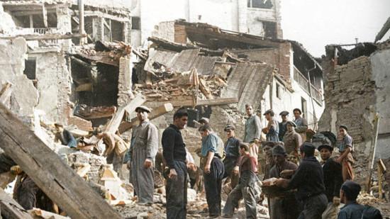 CatalunyaColor's tweet photo. 🔴ATENCIÓ: IMATGES SENSIBLES🔴
El 2 de Novembre de 1937, l'Aviazione Legionaria italiana va descarregar 13.600 kg d'explosius sobre la ciutat de Lleida, assassinant a més de 250 persones.
Voleu saber què va passar aquella tarda a través d'imatges acolorides amb IA?
🧵👇🎨 https://t.co/2GQMNYyvma