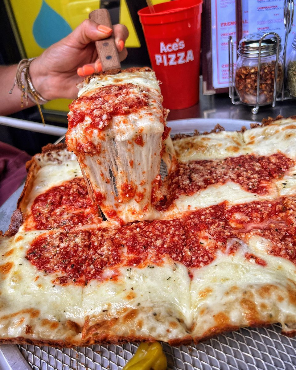 🤤

(📷: acespizzaspot on IG)

#pizza #cheese #deepdish #foodie