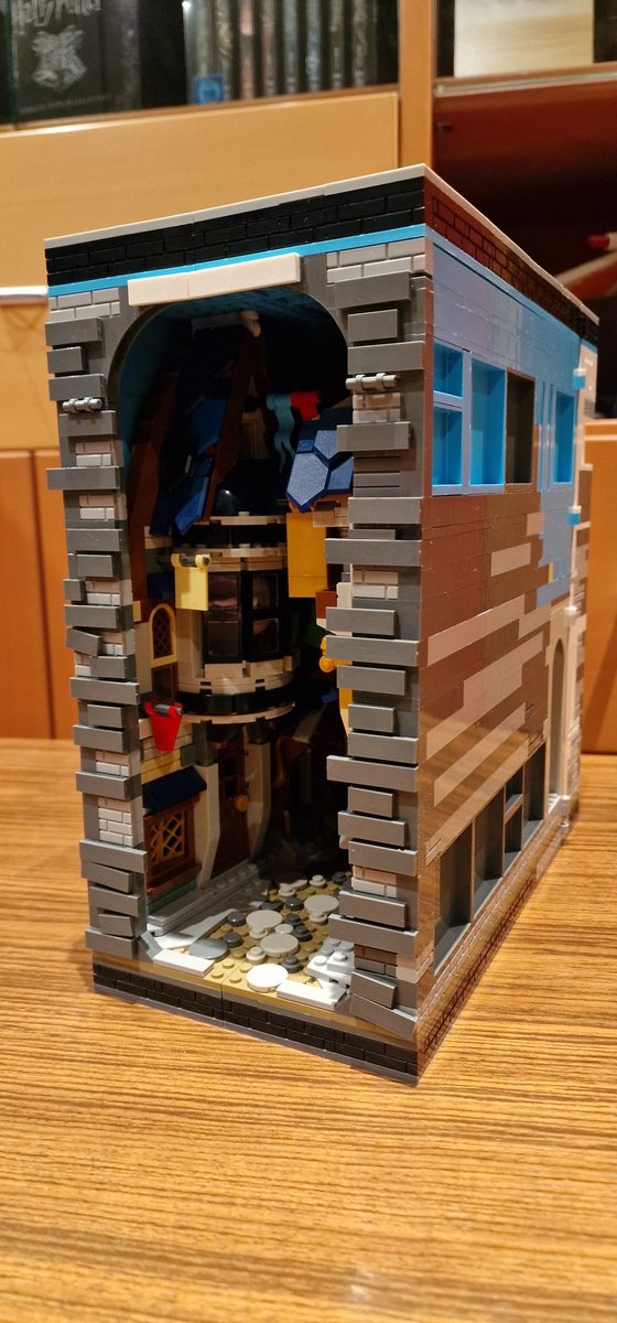 st_hennermann's tweet photo. #Reobrix #BookNook
Und fertig.
Aufkleber habe ich komplett weg gelassen, das Set sieht mMn nach ohne sogar besser aus.
Jetzt heißt es warten auf den Bergfried von #BurgBlaustein https://t.co/iLJcMAY5pK