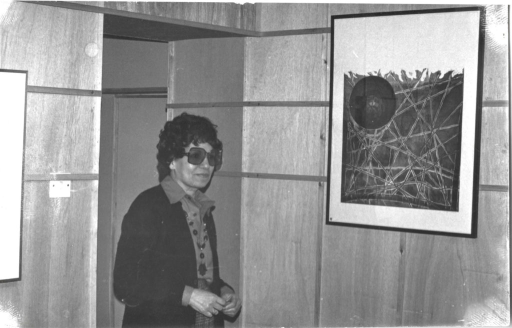 "[Menhat Helmy's] work serves as a snapshot of better times — a bygone age when Egypt’s sprawling capital was defined by its people, not its monuments." <a href="/ZidanSports/">Karim Zidan 🕊️</a> writes about what the Egyptian artist, who was also his grandmother, means today.

Read: newlinesmag.com/review/the-art…