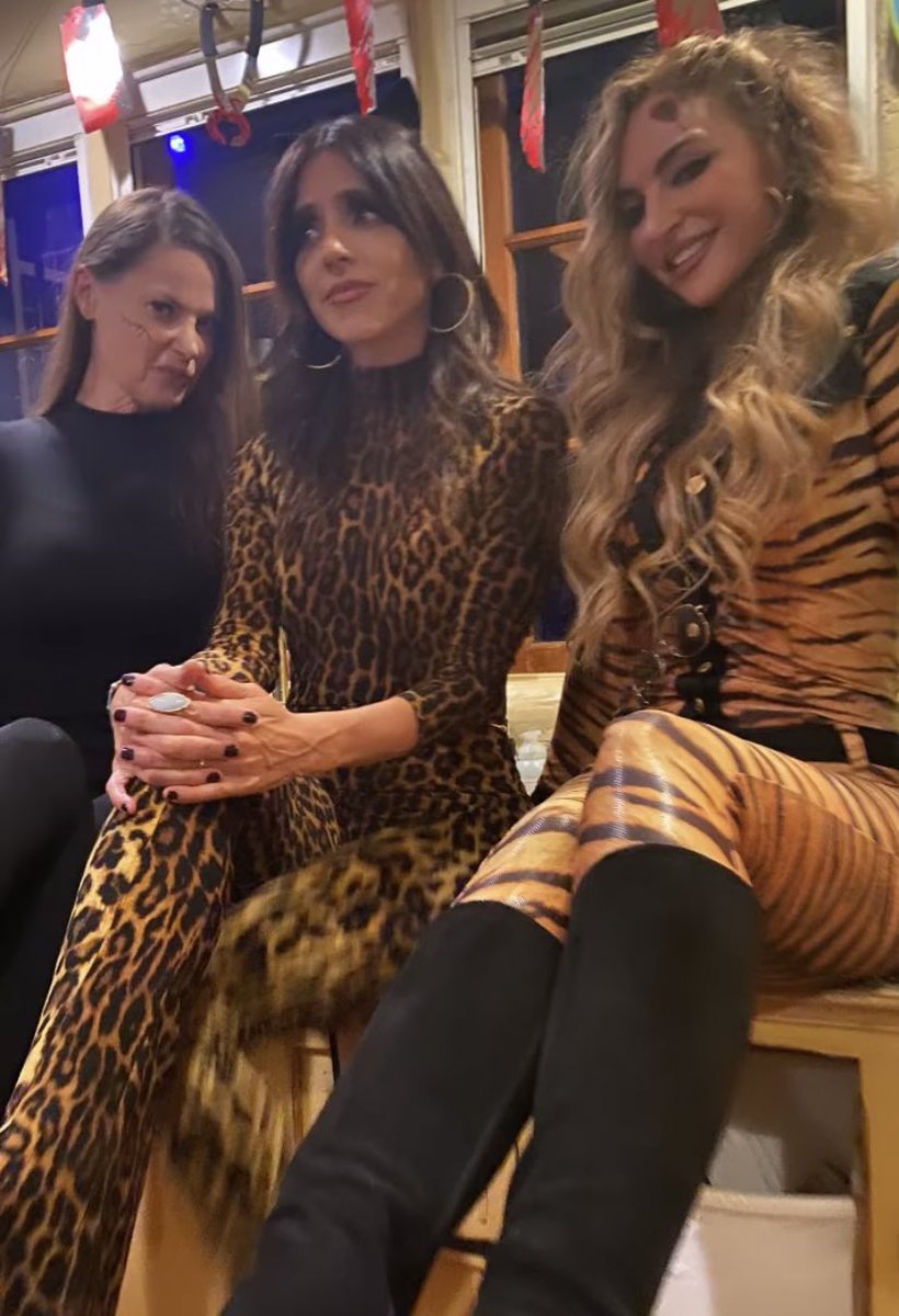diegoIunas's tweet photo. drea de matteo in the year 2022 dressed as adriana la cerva ohhhhh she OWNED halloween this year https://t.co/gLcvUv8AbD