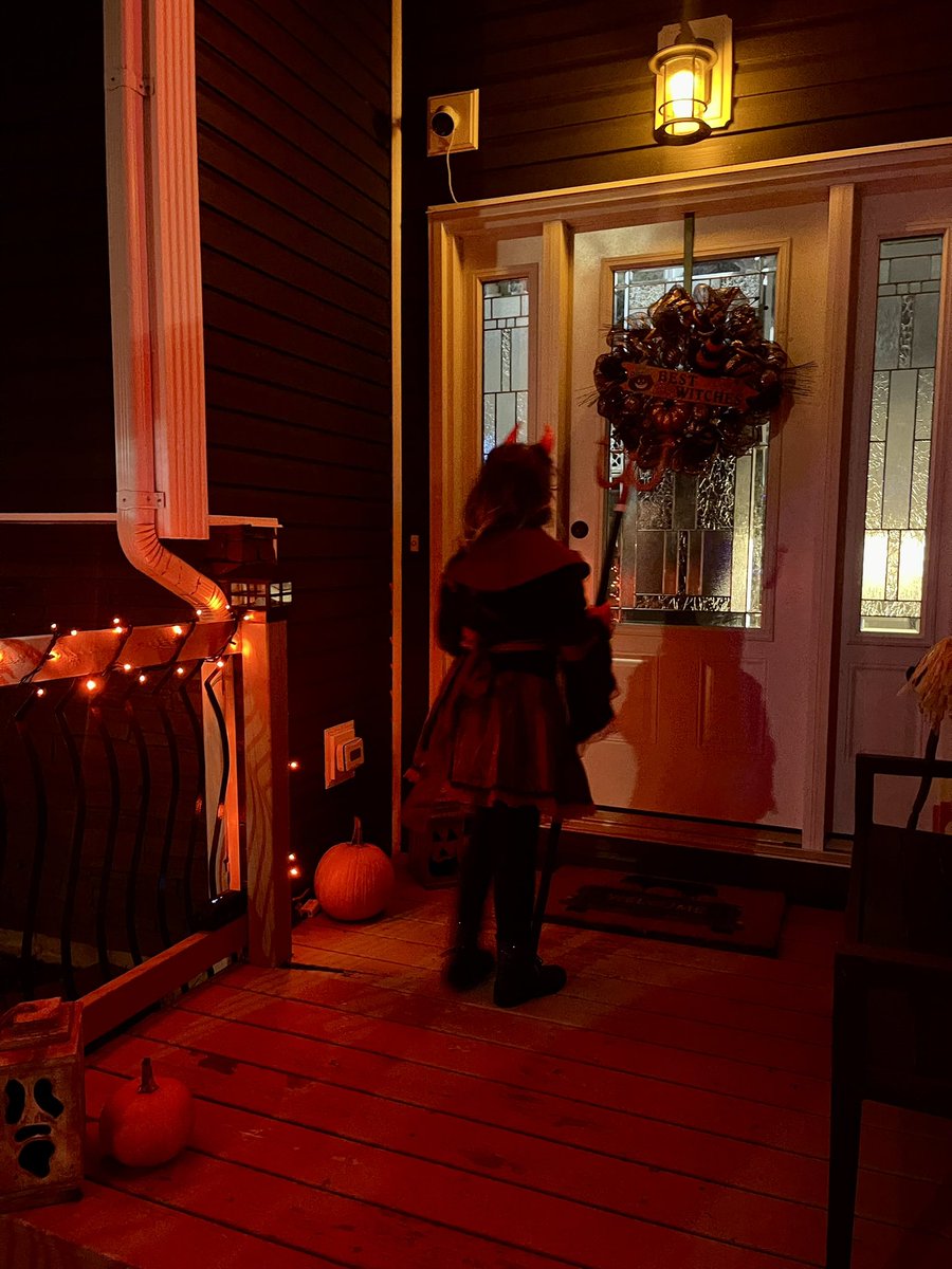 SherryStringer7's tweet photo. #Halloweennight https://t.co/Or0tqBL24u