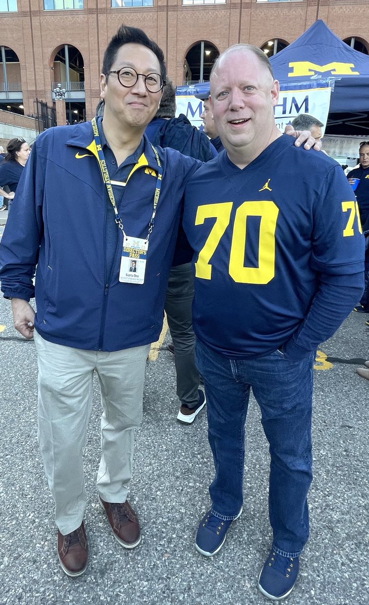 scottgreenlee's tweet photo. It was great to meet @SantaJOno on Saturday at the big @UMichFootball victory over MSU. Great guy who is going to do very well in this roll! #GoBlue #GoSanta https://t.co/AulmUufAxA