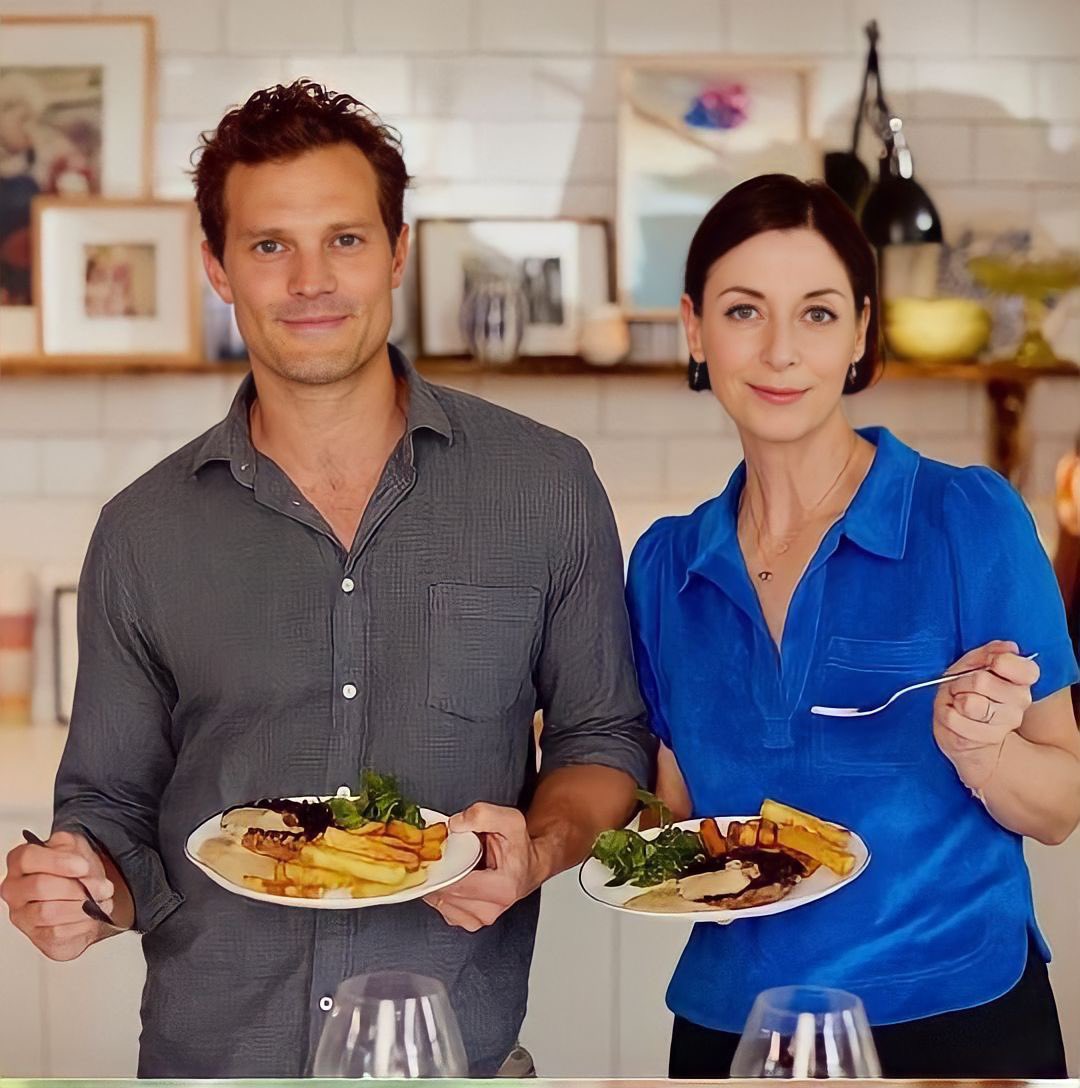 #marymccartneyservesitup is now available for streaming on @discoveryplus Check #JamieDornan joining @maryamccartney on E2 cooking Mushroom Steak with Chunky Fries and Beurre-Less Blanc Sauce. And a quick Q&A via pacificproductions @FoodNetwork_UK @FoodNetwork @discoveryplusUK