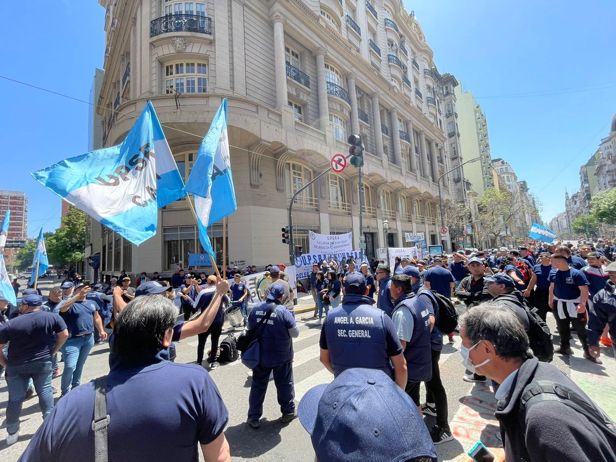 UPSRAok's tweet photo. Hoy nos manifestamos en el @MinTrabajoAR para defender nuestros derechos laborales y nuestras #paritarias. 
Estuvimos respaldando a nuestro conductor, Ángel García quien mantuvo una reunión con #CAESI, donde se resolvió pasar a un cuarto intermedio hasta mañana a las 11 horas. https://t.co/brq892Z2tq