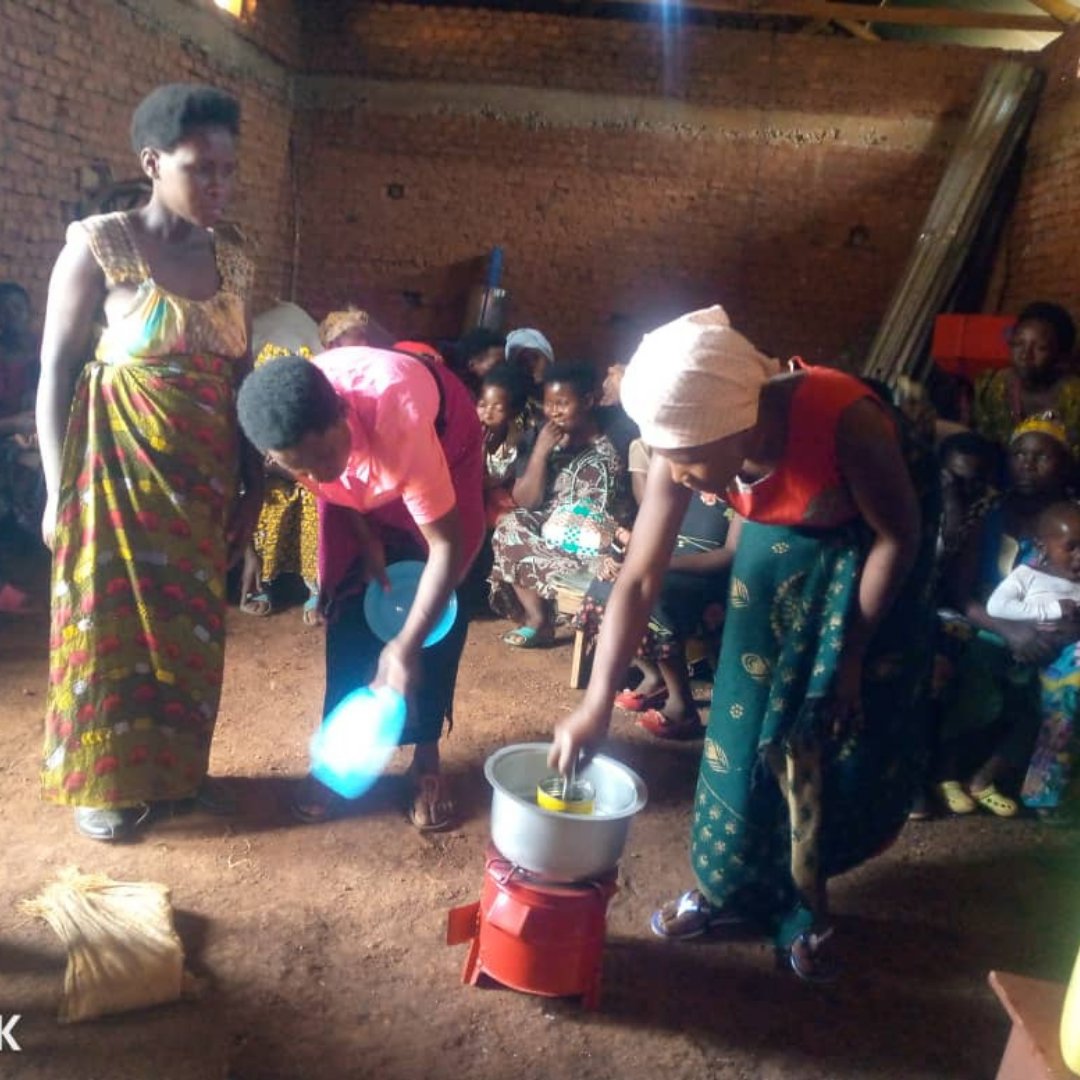BeesAbroad's tweet photo. The first of our #TopBarTuesday stories is live on the Bees Abroad blog! See how the KITE Women's Beekeeping Group in #Uganda is bringing medicine to a remote village in Rwenzori mountains. Read the full story:https://t.co/TB3dwaeBRc
#topbar #beepartofthestory #beekeepers #rt https://t.co/YX51IYObRd