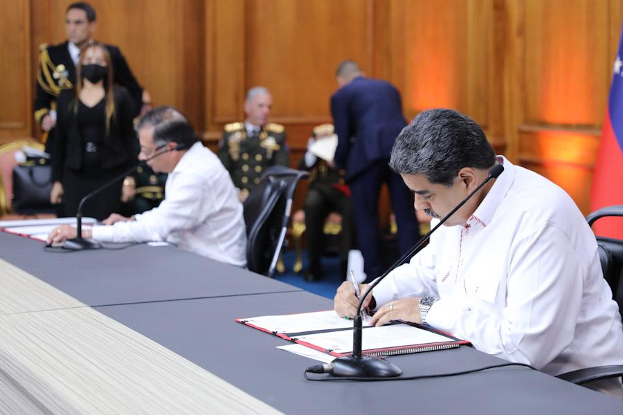 NicolasMaduro's tweet photo. Firmamos una Declaración Conjunta Colombia - Venezuela que apunta al bienestar y el desarrollo para ambos pueblos. Rumbo hacia un 2023 de integración, fortalecimiento de relaciones de hermandad y entendimiento entre nuestros países. https://t.co/DY2VvPbWTM