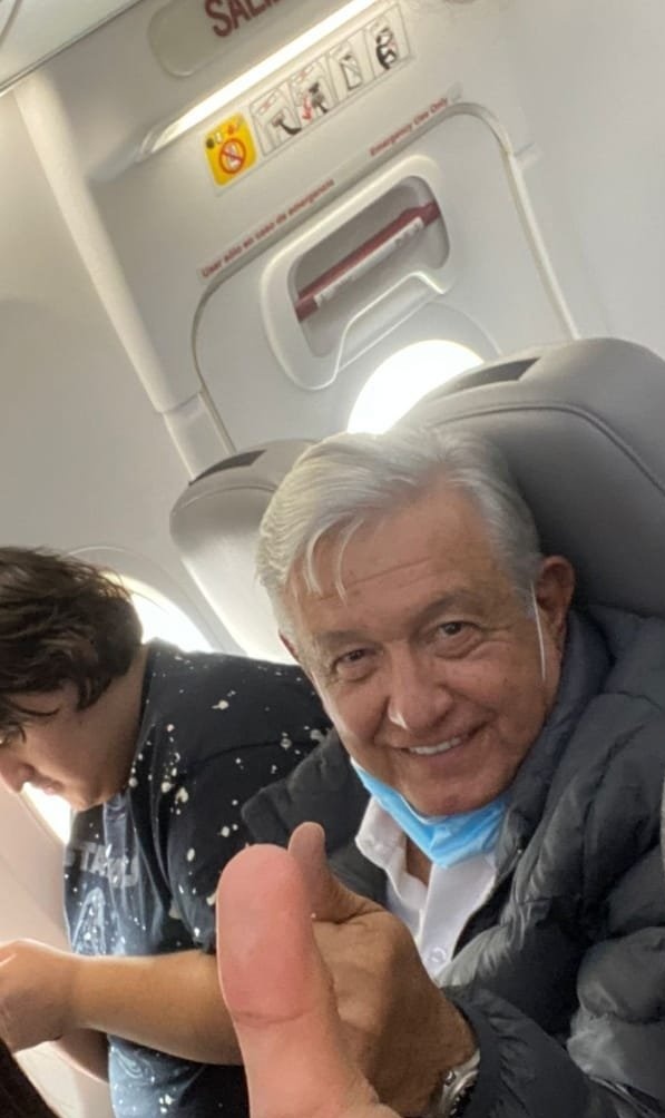 AMLO en compañía de su hijo Jesús Ernesto, viajan a para pasar el #DíaDeMuertos en Tabasco y Chiapas.