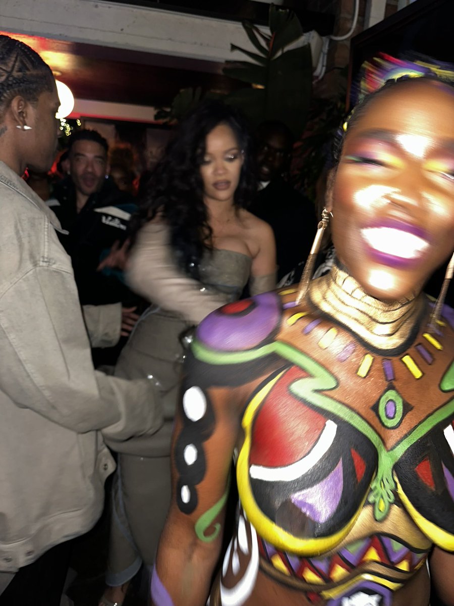 HollywoodLadyj's tweet photo. Was I savage enough RiRi?! ππ When fellow Caribbean @rihanna admires your body paint + tells @asvpxrocky βlook, sheβs got Chad on her back!β #Rihanna #Janeshia #Nomble #actor #BlackPanther #WorldPremiere #Marvel #bodypaint #bodyart #savagexfenty #savage #fenty #culture #swag https://t.co/DAMQfadkaP